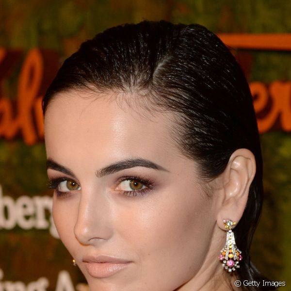 O batom nude super apagadinho apareceu combinado com olhos esfumados no look sofisticado escolhido pela atriz para evento em Beverly Hills em outubro de 2013